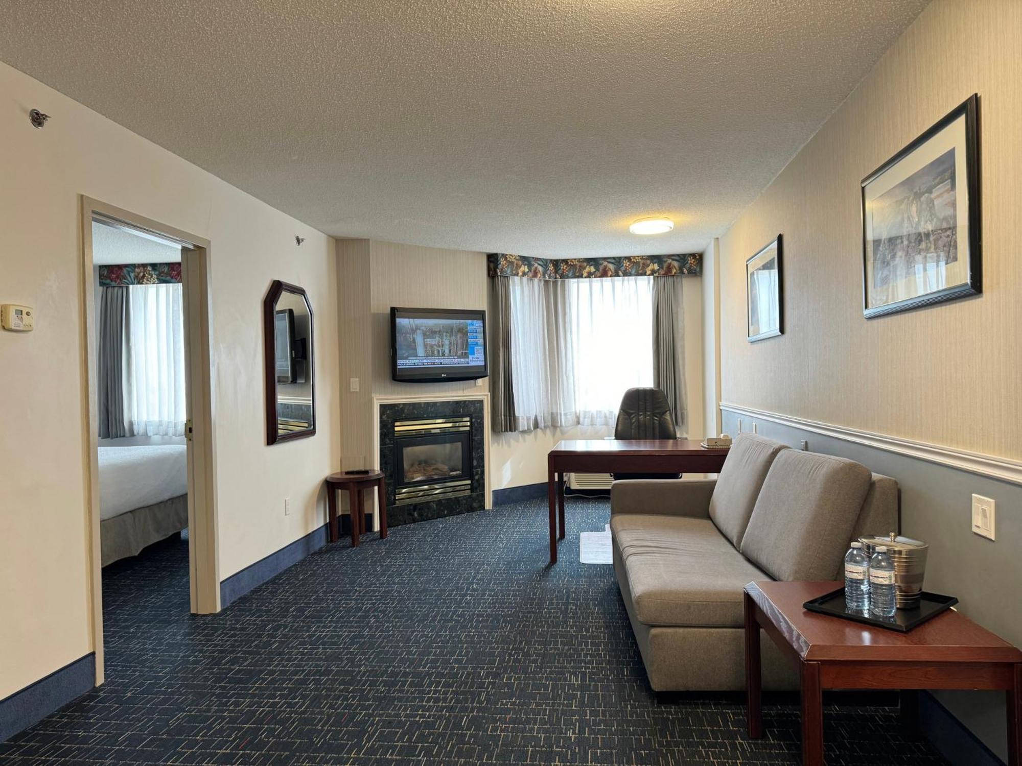 Divya Sutra Plaza And Conference Centre Calgary Airport Hotel Ngoại thất bức ảnh